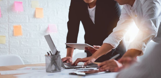 teamwork-brainstorming-meeting-new-startup-project-workplace_2034-1617